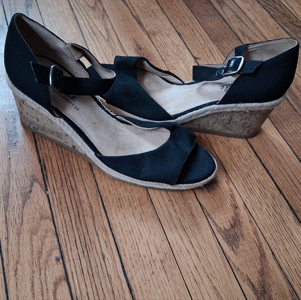Life Stride Velocity 2.0 - Women's Black/Tan Open Toe Wedges Sandals. Size 11W - Picture 2 of 8